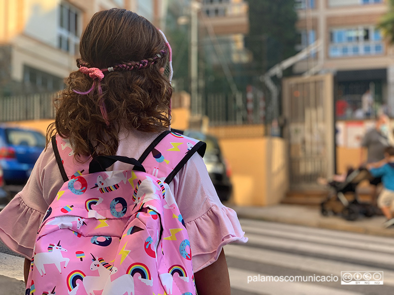 Imatge d'arxiu d'una nena entrant a l'escola el primer dia de curs.