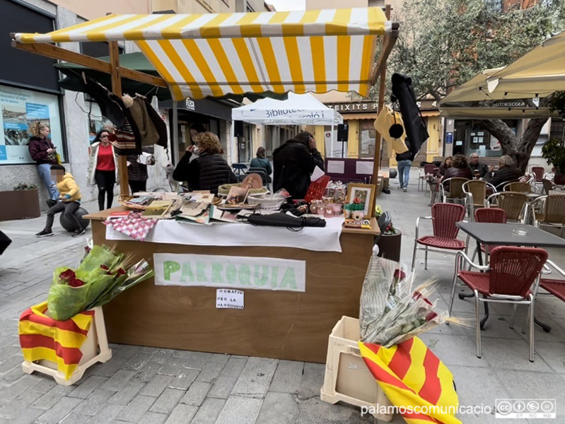 Parada de roses i llibres a la Plaça de la Vila durant la Diada de Sant Jordi de l'any passat.