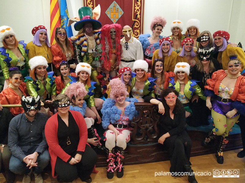 La Queen Follón, el Conejo Andante, les Folloneres amb l'alcalde i els regidors i regidores municipals.