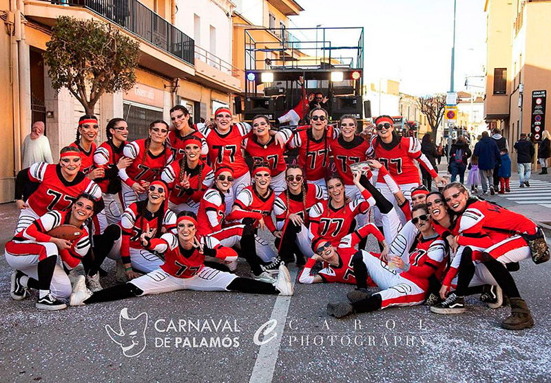La colla Les Folloneres, abans de la rua de l'any passat. (Foto: Carol Photography).