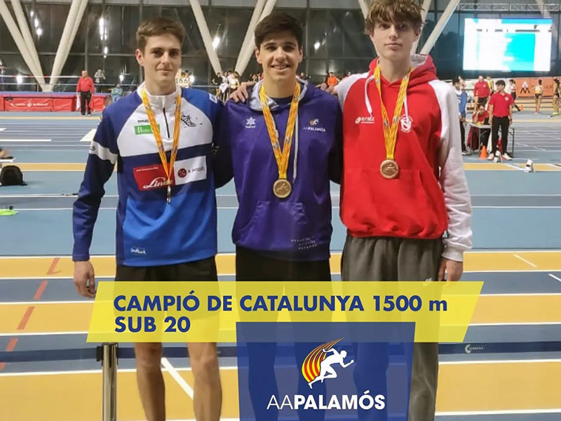 Arnau Saubí, al centre de la imatge, campió Sub20 dels 1.500 metres. (Foto: AA Palamós).