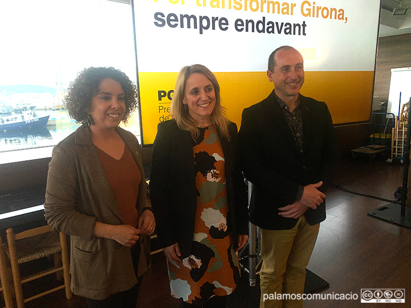 Al centre, la consellera d'Economia i Hisenda, Natàlia Mas, acompanyada per l'alcalde, Lluís Puig i la delegada del govern a Girona, Laia Cañigueral.