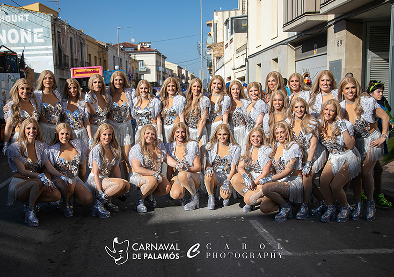La colla de Les Braves abans de la rua del dissabte. (Foto: Carol Photography).