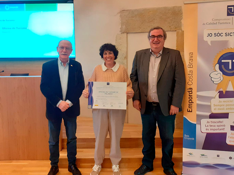 Sílvia Romero, tècnica de Turisme de l'Ajuntament de Palamós, rep el certificat de qualitat turística de l'Oficina de Turisme.
