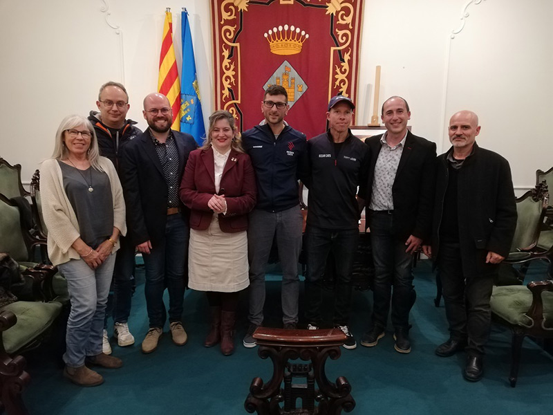 Al centre, Martí Ramírez i Sergi Franch, acompanyats per l'alcalde i regidors i regidores de l'ajuntament. (Foto: Ajuntament de Palamós).