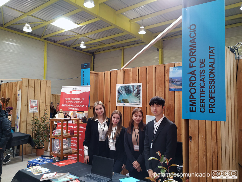 Estand del Cicle Formatiu de Grau Superior en Gestió d'Allotjaments Turístics de l'Institut Baix Empordà.