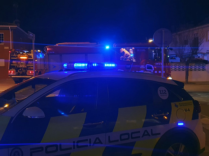 Fins al lloc dels fets es van desplaçar unitats de la Policia Local i Bombers. (Foto: Pepe Quemasdá).