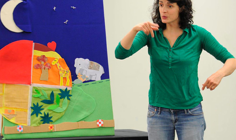 La sessió d'avui va a càrrec de la narradora i titellaire, Glòria Arrufat i de Marta Vericat. (Foto. gloriaarrufat.com).
