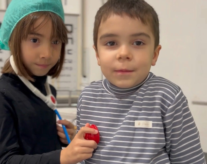 Dos alumnes d'EI5 de l'Escola Vedruna en un dels vídeos que han fet per a l'ocasió. (Foto: Vedruna Palamós).