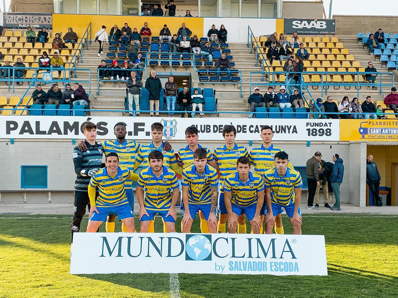 L'onze inicial del Palamós CF davant el Torelló. (Foto: Palamós CF)