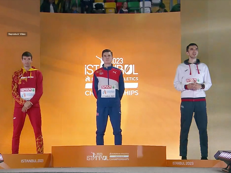 Adel Mechaal, a l'esquerra de la imatge, medalla de plata dels 3.000 metres en el campionat europeu de pista coberta. (Foto: rtve.es)