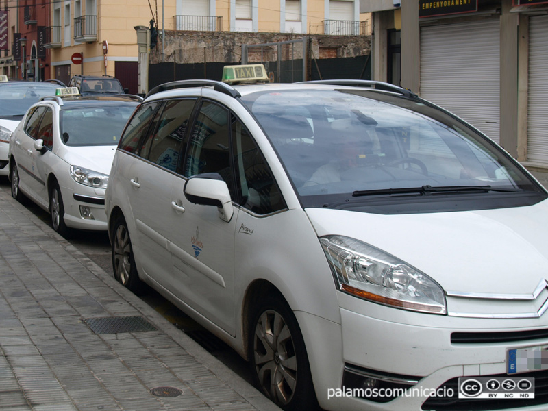 La parada de taxis de Palamós, al carrer de López Puigcerver.