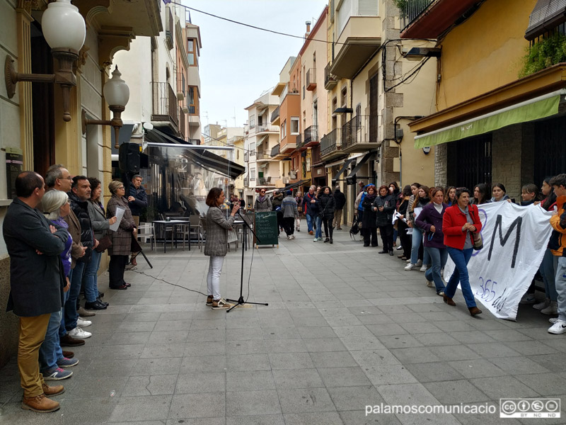 Lectura del manifest del 8M davant l'Ajuntament de Palamós, avui a les 12 del migdia.