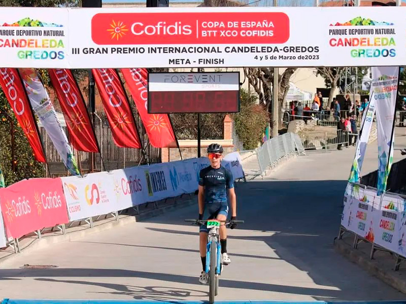 Martí Martínez entrant a la meta en solitari de la cursa disputada aquest cap de setmana a Candeleda-Gredos. (Foto: instagram.com/marttiiii.__/).