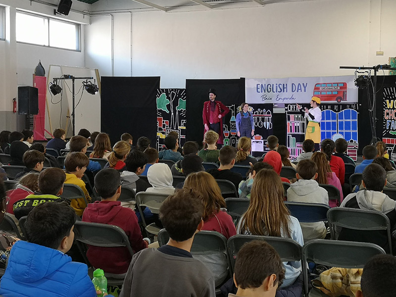 Alumnes a la Nau dels 50 metres durant la representació teatral de l'English Day. (Foto: Ajuntament de Palamós).