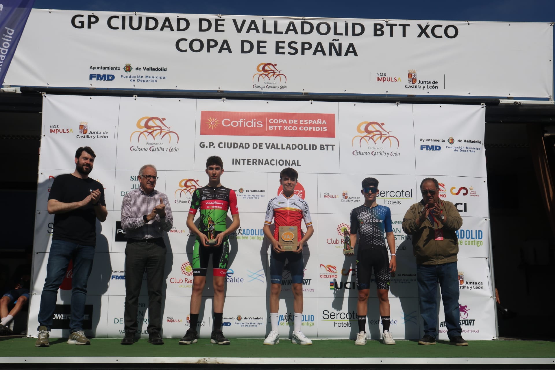 Al centre de la imatge Martí Martínez, després de guanyar la prova de la Copa d'Espanya de BTT, aquest cap de setmana a Valladolid.