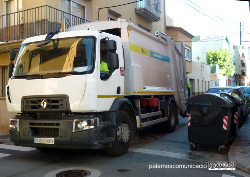 Un camió de recollida d'escombraries en un carrer de Palamós.