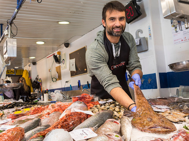 Una de les parades de peix del Mercat Municipal de Palamós. (Foto: visitpalamos.cat).