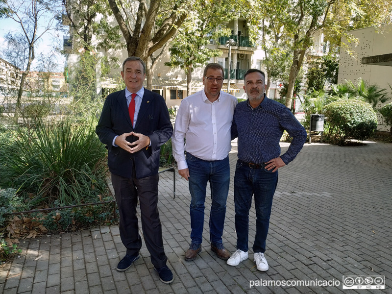El regidor del PP calongí, Alberto Mas, el president dels populars a Girona, Jaume Veray, i Cristóbal Posadas, avui davant la Biblioteca.