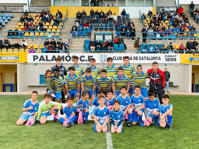 L'onze inicial del Palamós CF davant el Bescanó. (Foto: Palamós CF)