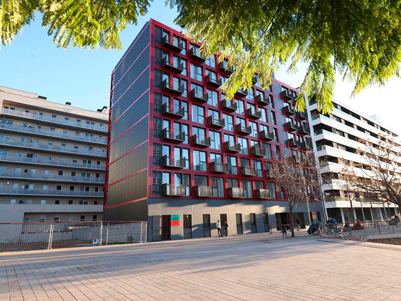 Blocs de vivendes amb contenidors marítims. (Foto: Ajuntament de Barcelona).