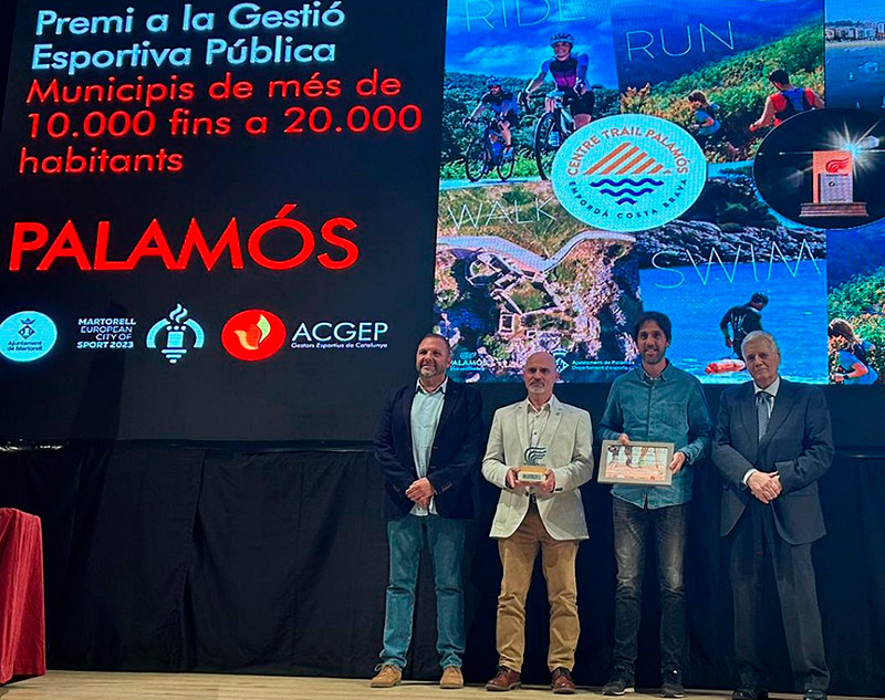 Al centre, el regidor i el tècnic d'esports de l'Ajuntament de Palamós, recullen el guardó acreditatiu de la millor Gestió Esportiva Pública.