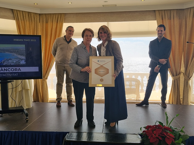 Carme Ciurana, fundadora de l'hotel Àncora, rep el reconeixement de la Unió d'Empresaris d'Hostaleria i Turisme de la Costa Brava Centre.