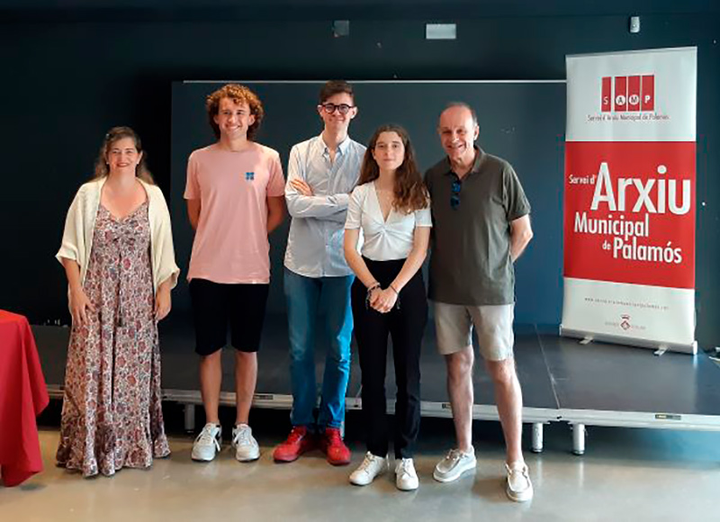Josep Saurina, Hug Fortià i Xènia Costa, al centre de la imatge, guanyadors del Premi de Recerca Vila de Palamós de l'any passat.