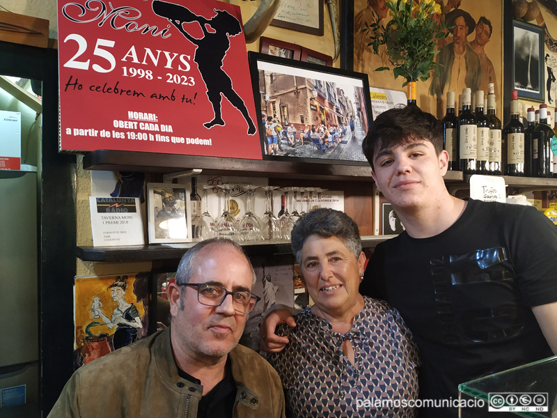 L'Anna Margarit amb els dos fills d'en Moni, en Lluís i en Claudi, durant la celebració d'ahir.