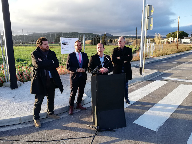 L'alcalde de Palamós, acompanyat pel conseller de Territori, Juli Fernàndez, a l'emplaçament de la futura estació d'autobusos.
