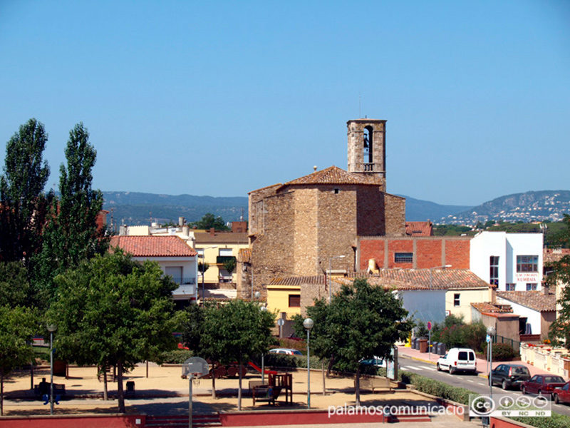 La plaça de mossèn Gumersind, amb l'església de Santa Eugènia de fons.
