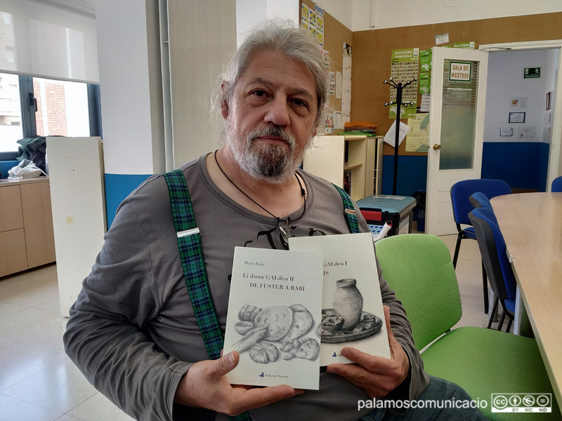 Marc Boix, amb les dues parts de la novel·la 'Li diran GALileu'.