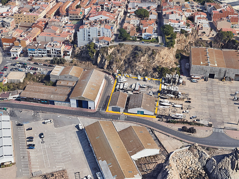 Delimitat de color groc on el PSC proposa fer un aparcament en altura. (Foto: Google Earth).