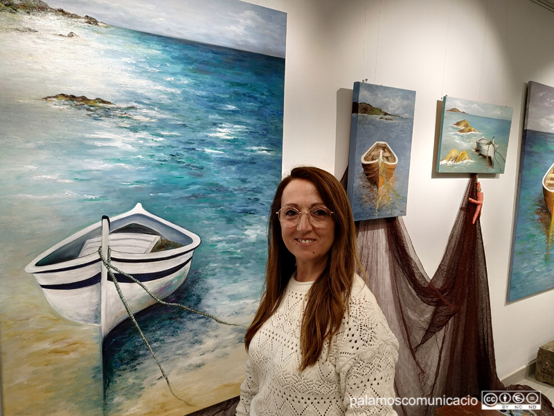 Glòria Prim davant d'alguns dels quadres de l'exposició. 