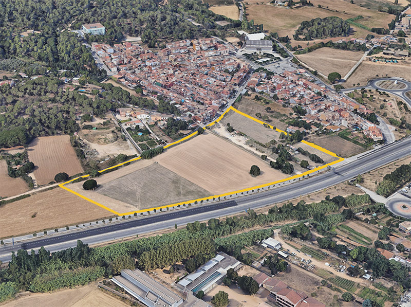 Delimitat de color groc la zona on es vol construir el nou hospital de Palamós. (Foto: Google Earth).