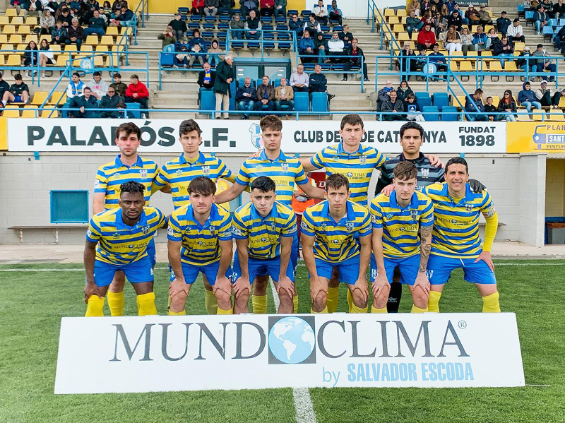 L'onze inicial del Palamós CF davant la UE Figueres. (Foto: Palamós CF)