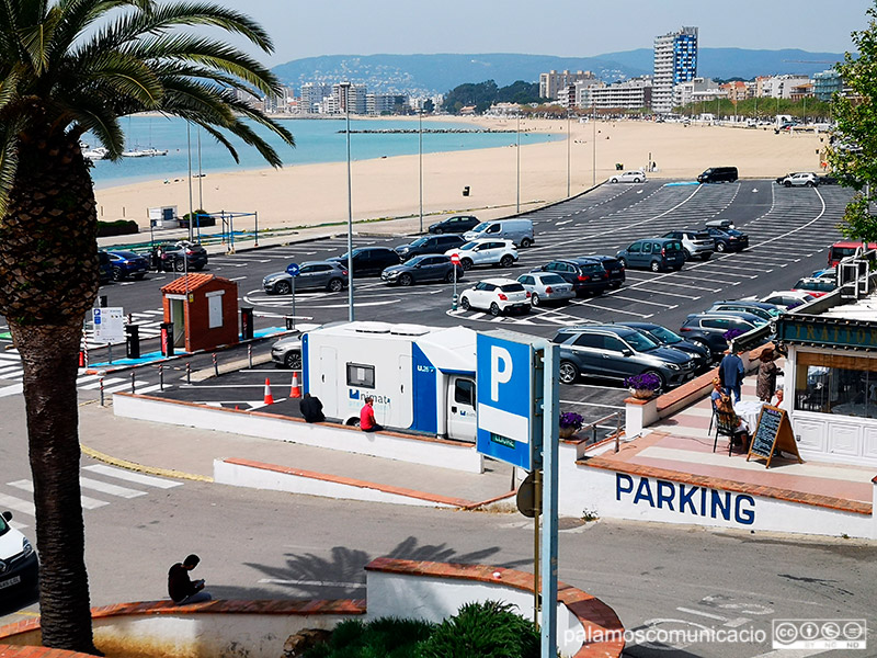 L'aparcament asfaltat de la platja Gran de Palamós.