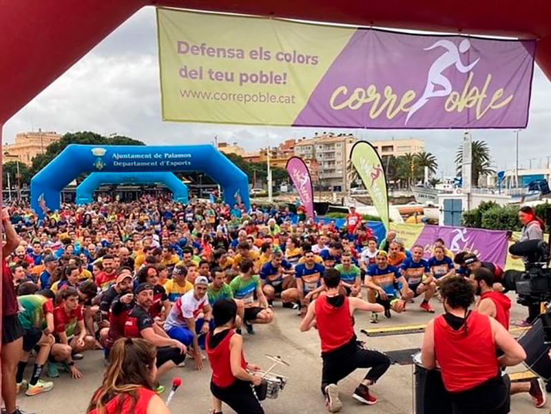 Els participants del 'Correpoble' abans de la sortida de la prova. (Foto: Departament d'Esports de l'Ajuntament de Palamós).