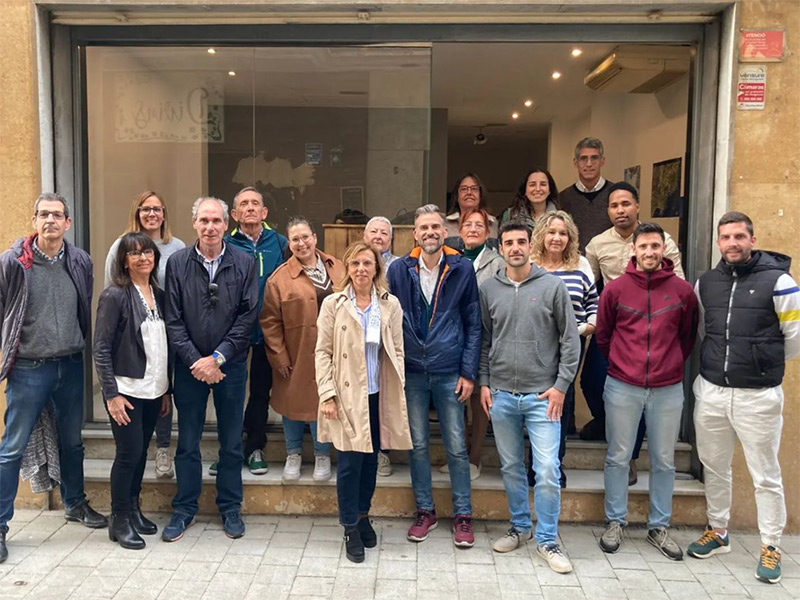 La candidatura de Som-hi x Palamós i Sant Joan davant el seu nou local, al carrer de Mauri i Vilar, 1. 