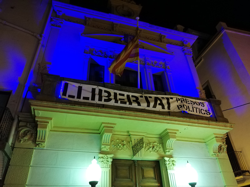 L'Ajuntament de Palamós il·luminat de color blau amb motiu del Dia Mundial de Conscienciació de l'Autisme.