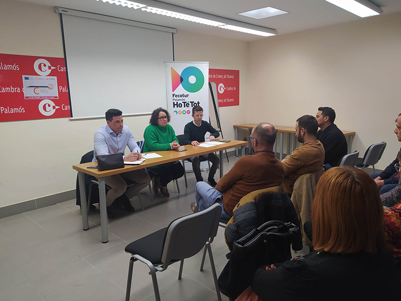 L'assemblea de FECOTUR ha acordat nomenar Carmina Ontiveros, al centre de la imatge, nova presidenta de l'entitat.