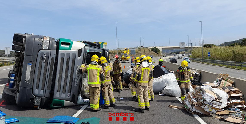 Els Bombers treballant per excarcerar el conductor del camió atrapat a l'interior de la cabina. (Foto: Bombers Generalitat).