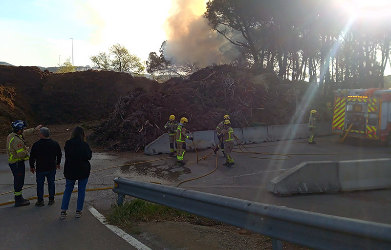 Moment de les tasques d'extinció de l'incendi a la deixalleria de Calonge i Sant Antoni. (Foto: Ajuntament de Calonge i Sant Antoni).