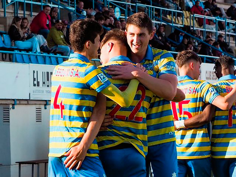 Els jugadors del Palamós celebren el gol enfront el Figueres en el darrer partit de lliga. (Foto: Palamós CF).