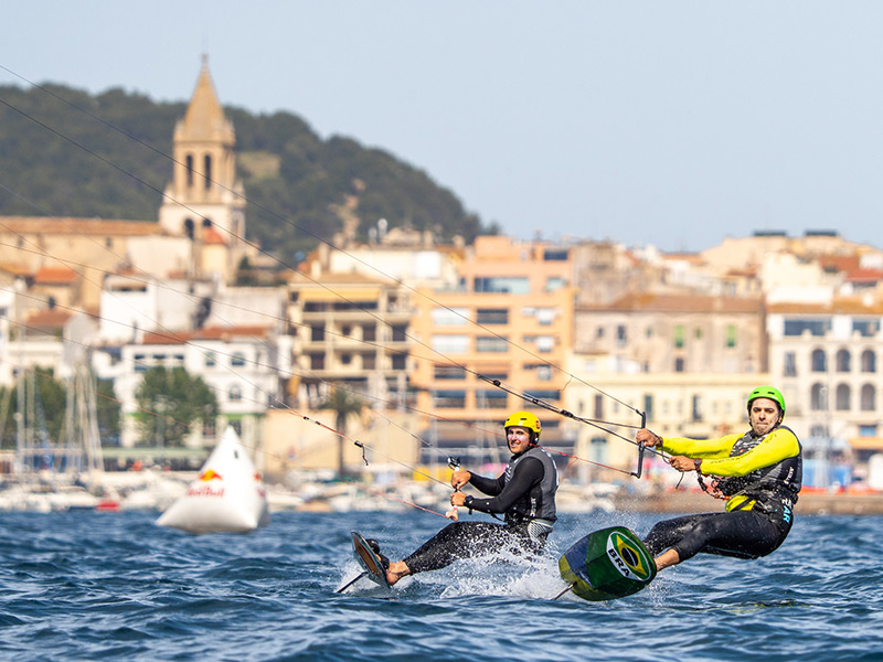 Regatistes de la darrera edició de la Formula Kite Spain Series a la badia de Palamós. (Foto: ©Toni Forqués/ FKSS 2023).