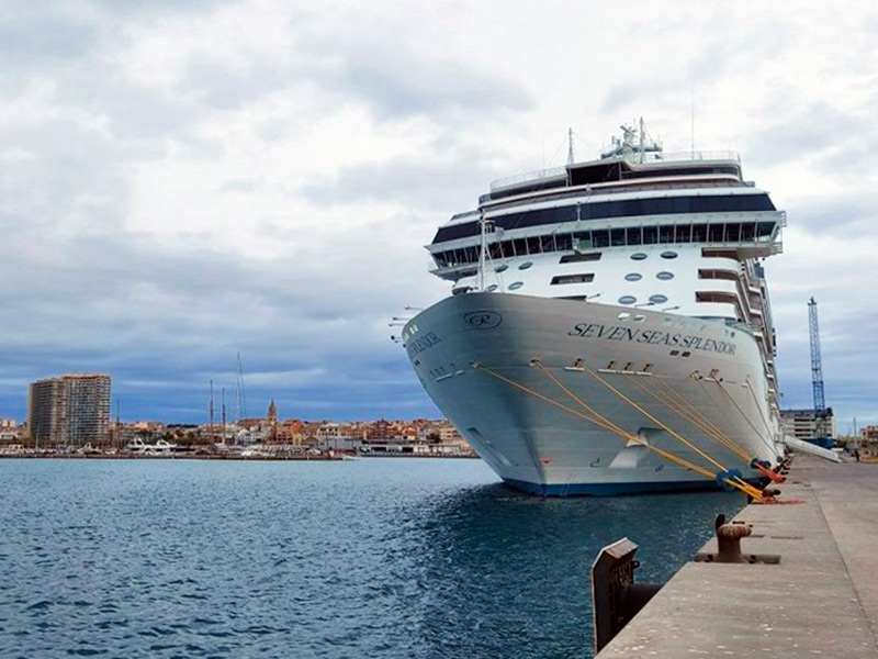 El Seven Seas Spendor amarrat al port de Palamós, en una imatge d'arxiu. (Foto: Ports de la Generalitat).