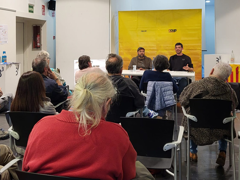Xerrada sobre seguretat ciutadana, amb Xavier Pellicer i Alexandre Weltz, el passat 31 de març. (Foto: CUP Palamós - Vila-romà).
