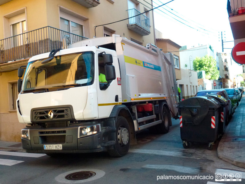 Camió de recollida d'escombraries en un carrer de Palamós.