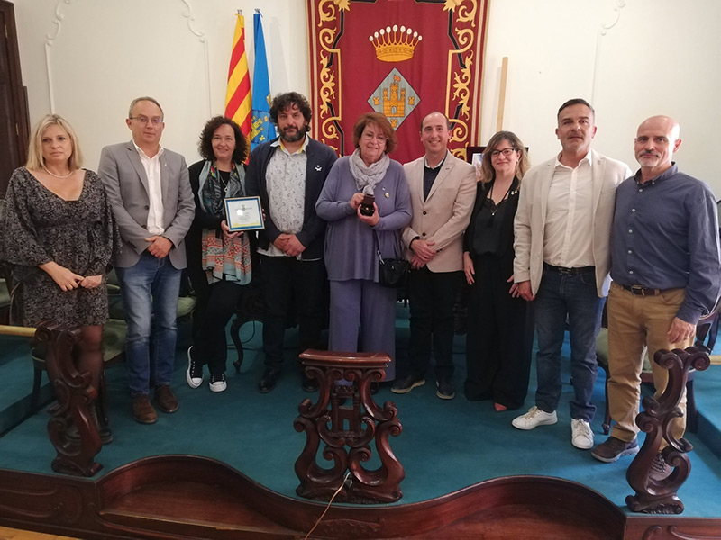  L’alcalde va lliurar l’Escut de Solapa de la Vila i una placa commemorativa, a la vídua de Ferrer, Roser Nadal. (Foto: Ajuntament de Palamós).