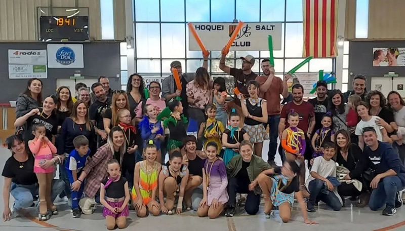 Les patinadores del Patinatge Club Palamós celebren l'èxit aconseguit aquest passat cap de setmana a Salt.